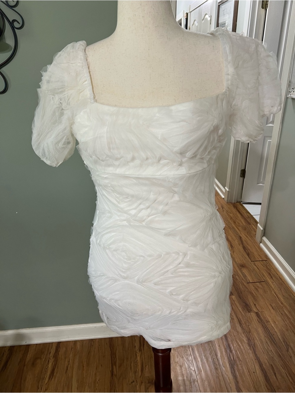 Le Lis White Lace Square-Neck Mini Dress with Puff Sleeves - Picture 5 of 7